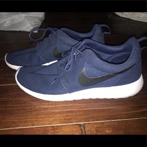 Men’s Nike navy blue roshe 1